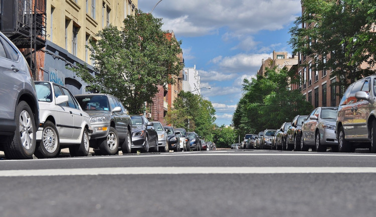 Řidiči v Brně se pohádali o poslední parkovací místo u školy. Jeden bránil druhému ve výjezdu