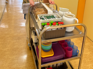 Děti si ve znojemské nemocnici pochutnají. Zařízení mění způsob stravování a zavádí svačinový vozík