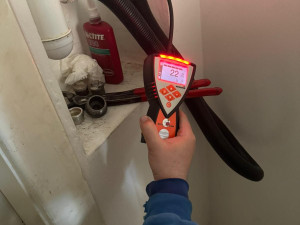 Fušer z Brna si napojil plyn hadicí od vysavače. K výbuchu mohlo dojít kdykoliv, v bytě i kouřil