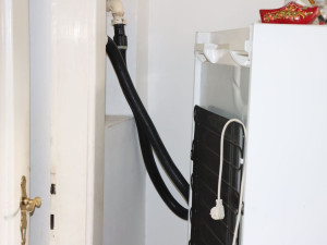 Fušer z Brna si napojil plyn hadicí od vysavače. K výbuchu mohlo dojít kdykoliv, v bytě i kouřil