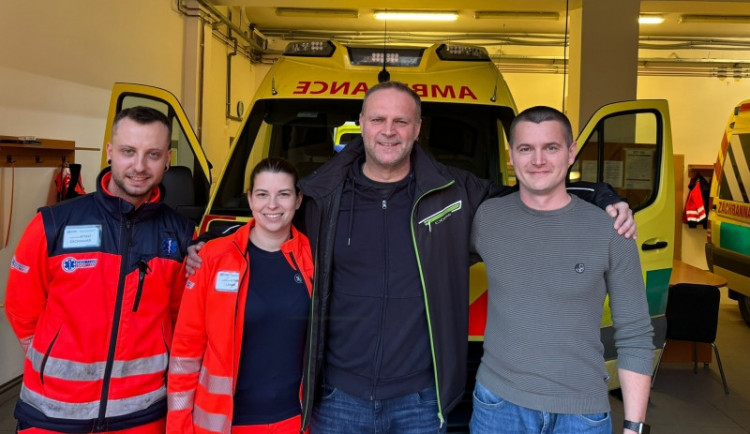 Muž zkolaboval po hokejovém zápase. Život mu zachránili spoluhráči a záchranář, který zrovna šel bruslit
