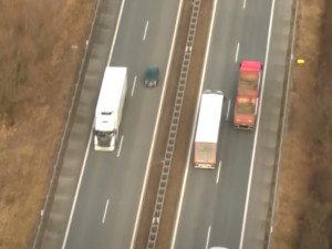 VIDEO: Kamion i přes zákaz předjíždí kamion. Policie rozdala šoférům za den pokuty za sto tisíc