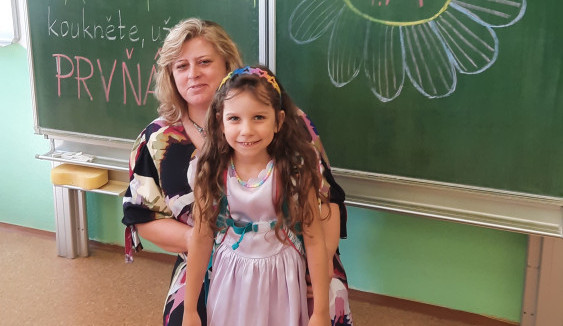 Bývalá policistka Petra umírá na rakovinu. Před smrtí chce zabezpečit osvojenou dceru