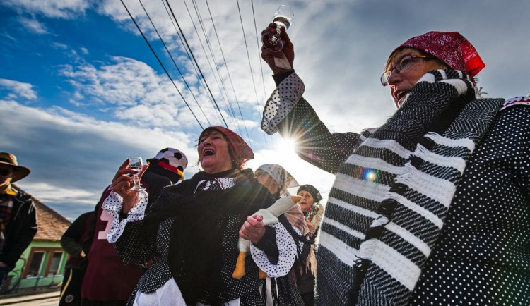 Slivovice, tradiční medvěd i mexická tanečnice. Lidé slavili tradiční fašank
