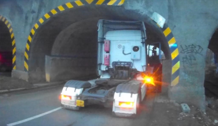 Řidič se s kamionem zasekl pod mostem. Ulomil část betonové konstrukce a zablokoval jízdní pruh