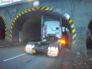 Řidič se s kamionem zasekl pod mostem. Ulomil část betonové konstrukce a zablokoval jízdní pruh
