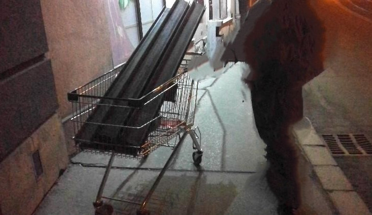 Muž v Brně si ze stavby odnesl kovové tyče. Lup si odvezl v nákupním vozíku