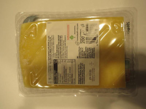 Potravináři odhalili v brněnském supermarketu zkažené sýry. Goudu pokrývala nebezpečná plíseň