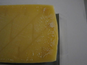 Potravináři odhalili v brněnském supermarketu zkažené sýry. Goudu pokrývala nebezpečná plíseň