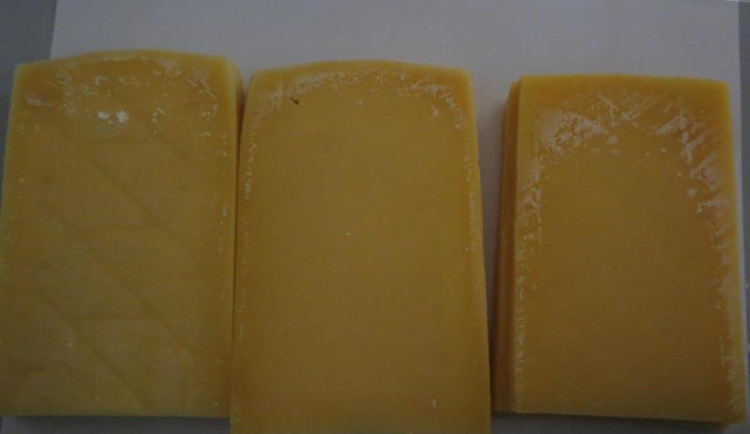 Potravináři odhalili v brněnském supermarketu zkažené sýry. Goudu pokrývala nebezpečná plíseň