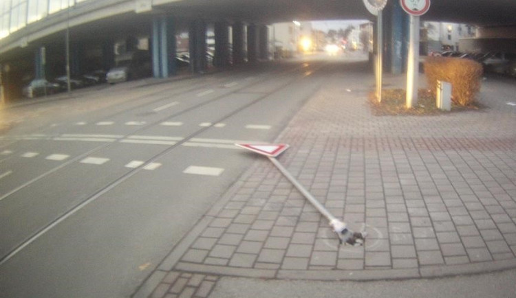 Řidič zboural přímo před strážníky dopravní značku. Bez zastavení pokračoval v jízdě