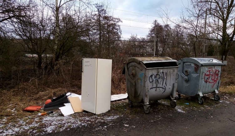 V Blansku přibývají černé skládky. Lidé na ulici vyhazují staré matrace nebo skříně