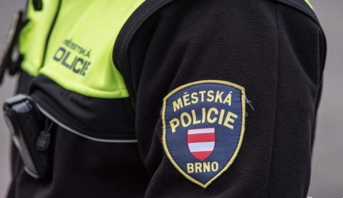 Senior volal strážníky, protože jeho žena doma upadla. Ti nakonec našli na zemi i jeho