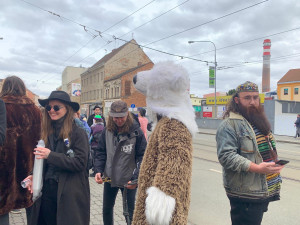 Brněnský Bronx roztancovali lidé v maskách. V průvodu poprvé došli až do centra