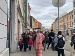 Brněnský Bronx roztancovali lidé v maskách. V průvodu poprvé došli až do centra