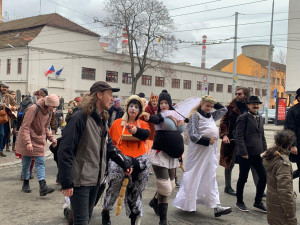 Brněnský Bronx roztancovali lidé v maskách. V průvodu poprvé došli až do centra