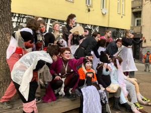 Brněnský Bronx roztancovali lidé v maskách. V průvodu poprvé došli až do centra