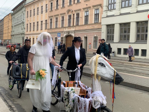 Brněnský Bronx roztancovali lidé v maskách. V průvodu poprvé došli až do centra