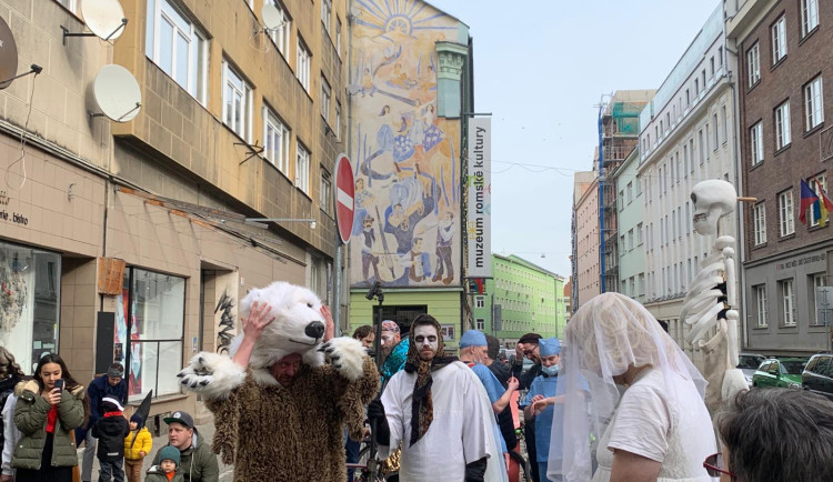 Brněnský Bronx roztancovali lidé v maskách. V průvodu poprvé došli až do centra