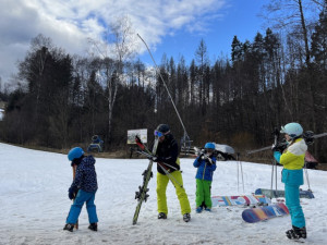 Počasí na jihu Moravy lyžařům o jarních prázdninách nepřálo. Prší a sjezdovky tají