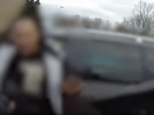 VIDEO: Muž bez řidičáku na pervitinu ujížděl policii. Skončil ve slepé uličce na zemi s rukama za zády