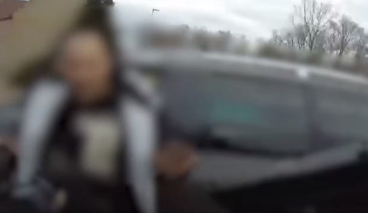 VIDEO: Řidič na pervitinu ujížděl policii. Skončil ve slepé uličce na zemi s rukama za zády