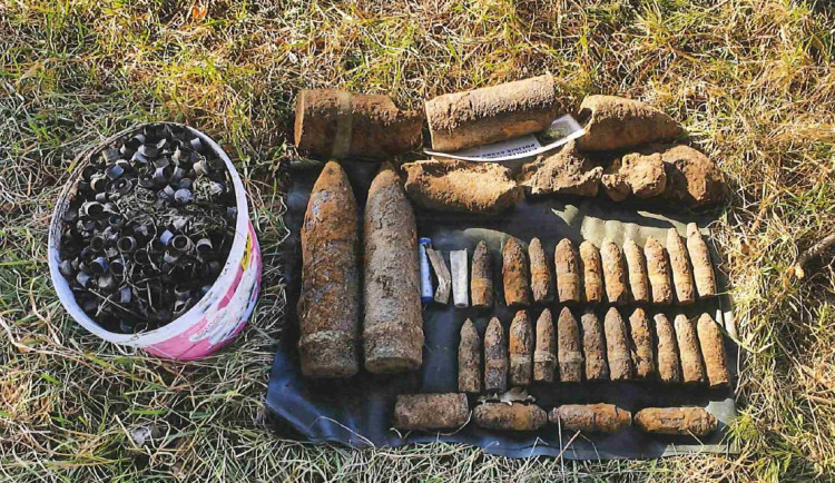 Pyrotechnici prohledávají les u Břeclavi. Odstraňují zbytky druhoválečné munice