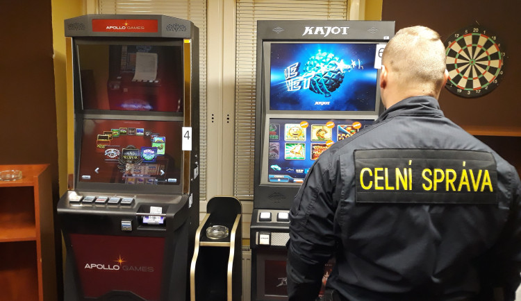 VIDEO: Celníci na jihu Moravy odhalili čtyři nelegální herny. Zabavili v nich osmnáct automatů