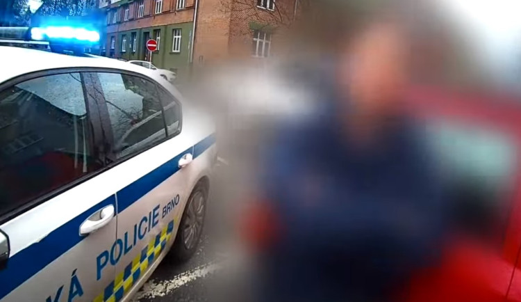 Opilá a zfetovaná řidička nabourala dvě auta a strom. Žádné nárazy si neuvědomuju, tvrdila strážníkům