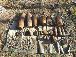 Pyrotechnici prohledávají les u Břeclavi. Odstraňují zbytky druhoválečné munice