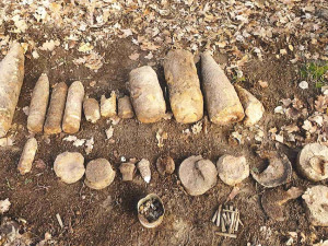 Pyrotechnici prohledávají les u Břeclavi. Odstraňují zbytky druhoválečné munice