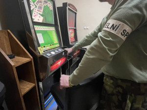 VIDEO: Celníci na jihu Moravy odhalili čtyři nelegální herny. Zabavili v nich osmnáct automatů