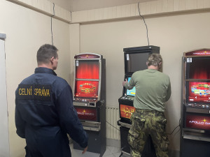 VIDEO: Celníci na jihu Moravy odhalili čtyři nelegální herny. Zabavili v nich osmnáct automatů