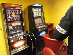 VIDEO: Celníci na jihu Moravy odhalili čtyři nelegální herny. Zabavili v nich osmnáct automatů