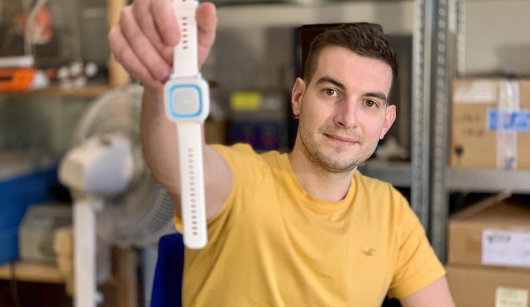 Martin vymyslel nouzové tlačítko pro seniory při prokratisnaci. Dnes zachraňuje životy