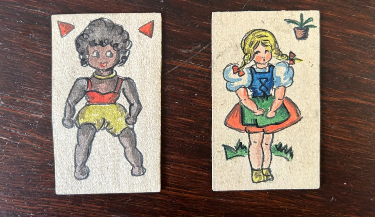 Přeživší holokaustu přivezl z Terezína karetní hru Černý Petr. Školáci dokreslují chybějící kartu