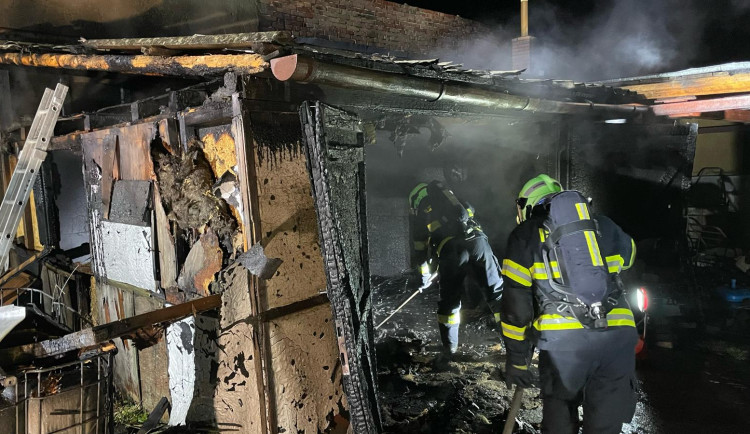 Na Hodonínsku hořela dílna u rodinného domu. Hasiči z objektu vynesli plynovou lahev