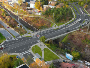Most přes železnici u zastávky Lesná je uzavřen. Nastudováním objížděk lidé ušetří čas i starosti