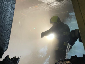 Na Hodonínsku hořela dílna u rodinného domu. Hasiči z objektu vynesli plynovou lahev