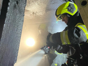 Na Hodonínsku hořela dílna u rodinného domu. Hasiči z objektu vynesli plynovou lahev
