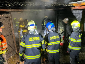 Na Hodonínsku hořela dílna u rodinného domu. Hasiči z objektu vynesli plynovou lahev