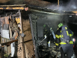 Na Hodonínsku hořela dílna u rodinného domu. Hasiči z objektu vynesli plynovou lahev