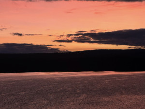 Rudě zbarvené nebe ráno i večer. Jak vznikají červánky? A o čem vypovídají?