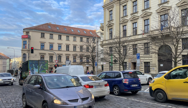 Historické jádro Brna trápí kolony a auta na chodníku. Centru se vyhněte, apelují úředníci na řidiče
