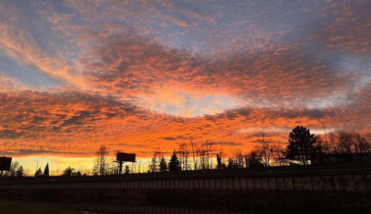 Rudě zbarvené nebe ráno i večer. Jak vznikají červánky? A o čem vypovídají?