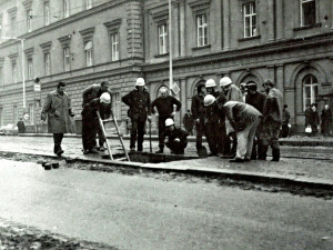 Před osmačtyřiceti lety se před brněnskou nemocnicí propadl chodník.