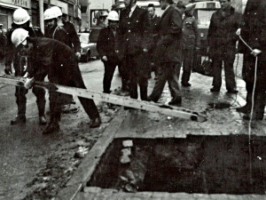 V roce 1976 se propadl ostrůvek u tramvajové zastávky.