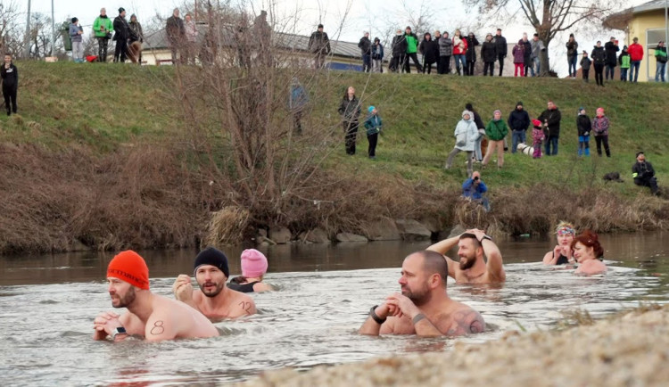 Kam o víkendu na jižní Moravě? Na výstavu papírových modelů nebo do ledové řeky