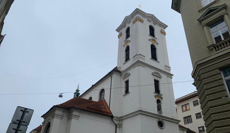 Kaplan v Brně si nevšiml modlícího se seniora. Zamkl ho v kostele a odešel