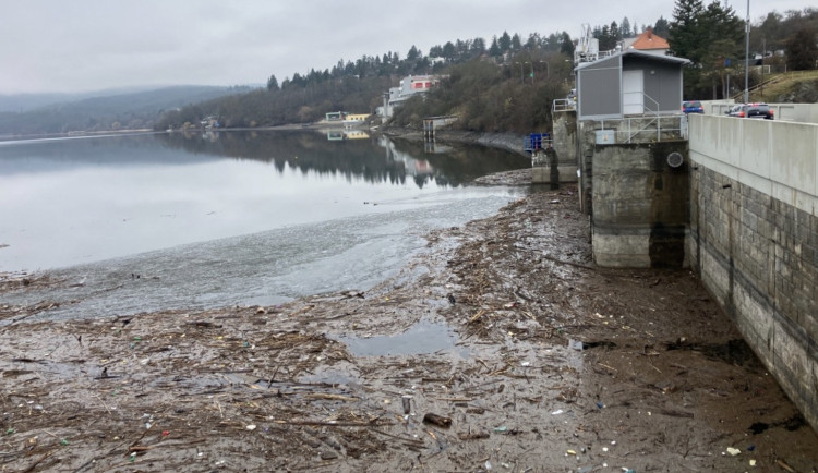 Vodohospodáři vytáhli z Prýglu pět set tun dřeva a odpadků po vydatných deštích